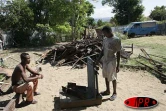 Pesée du fer chez un collecteur du village de Ramena. Le matériau sera ensuite transporté en camion jusqu'au port de Diégo Suarez