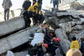 Des secouristes viennent en aide à un survivant sorti des décombres d'un bâtiment détruit de Kahramanmaras, en Turquie, le 7 février 2023 ( AFP / Adem ALTAN )