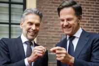 Mark Rutte (d) et son successeur Dick Schoof à la tête du gouvernement des Pays-Bas, lors de la cérémonie de passation à La Haye, le 2 juillet 2024