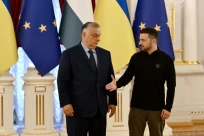 Le président ukrainien Volodymyr Zelensky (D) tend la main au Premier ministre hongrois Viktor Orban en visite le 2 juillet 2024 à Kiev
