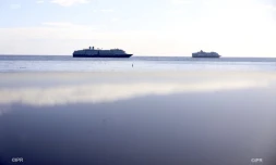 Relève d'équipage au large du Port entre deux navires en rade