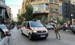 Une ambulance transporte des blessés vers un hôpital de Beyrouth le 17 septembre 2024, après des explosions de bipeurs
