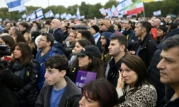 Des milliers de personnes lors d'un hommage aux victimes de l'attaque sans précedent du Hamas le 7-Octobre 2023 à Hyde Park, à Londres, le 6 octobre 2024 ( AFP / JUSTIN TALLIS )