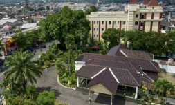 La résidence du maire, un bâtiment du XVIIIe siècle sur lequel est apposée une plaque témoignant de l'éphémère passage du poète française Rimbaud, à Salatiga, dans le centre de Java, le 25 septembre 2024 ( AFP / BAY ISMOYO )