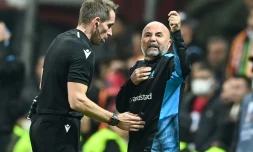 L'entraßneur de Marseille, l'Argentin Jorge Paoli, proteste face à l'arbitre allemand Tobias Stieler, lors du match de poules de la Ligue Europa Conférence contre Galatasaray, le 25 novembre 2021 à Istanbul