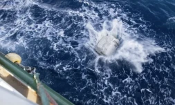 Contre une pêche "destructrice", Greenpeace largue des blocs de pierre en mer dans la Manche