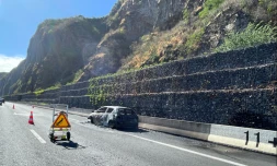 voiture du feu sur la route du littoral avec embouteillages sur la possession