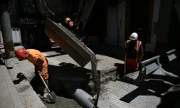 les travailleurs du bâtiment et des travaux publics sont trois à dix fois plus nombreux que les autres à être exposés au bruit et aux polluants et nécessitent une surveillance renforcée, selon une étude de Santé publique France ( AFP / Valentine CHAPUIS )