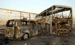 Des véhicules soufflés par une explosion à la voiture piégée près de la ville de Nassiriya, à 300 km au sud de Bagdad, le 14 septembre 2017 en Irak