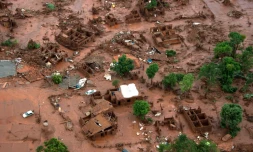 Vue aérienne des dégâts dans le village de Bento Rodrigues, dans l'Etat brésilien de Minas Gerais, le 6 novembre 2015, au lendemain de la rupture d'un barrage de déchets miniers