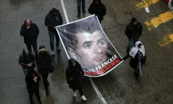 Des manifestants brandissent un portrait d'Yvan Colonna Ă Bastia pour lui rendre hommage, le 13 mars 2022 ( AFP / Pascal POCHARD-CASABIANCA )