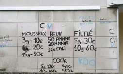 Des inscriptions sur le prix des drogues sur un mur du quartier des Cévennes à Alès, lors d'une visite de points de deal par des magistrats du parquet français, le 22 janvier 2026 dans le Gard ( AFP / Sylvain THOMAS )