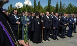 Le président arménien Armen Sarkissian (premier rang, au centre), le Premier ministre par intérim Karen Karapetian (premier rang, 2Úme à partir de la droite) et le chef de l'Eglise arménienne, le catholicos Karékine II, mardi 24 avril 2018 lors des cérémonies commémorant le génocide des Arméniens
