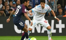 L'attaquant vedette du PSG Neymar (g) à la lutte avec le défenseur de l'OM Hiroki Sakai au Vélodrome, le 22 octobre 2017