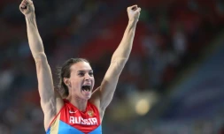 La perchiste russe Yelena Isinbayeva aprÚs avoir remporté les mondiaux à Moscou, le 13 août 2013