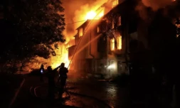 Des pompiers luttent contre un incendie dans un immeuble résidentiel touché par des frappes russes, le 20 juillet 2023 à Mykolaïv, en Ukraine ( Servuces d'urgence ukrainiens / Handout )