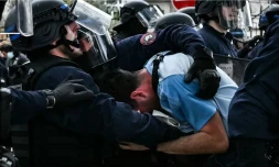 Un manifestant est interpellé par des agents de la police anti-émeute lors d'une manifestation de lycéens à Paris, le 13 octobre 2026. (LOU BENOIST / AFP)