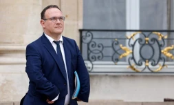 Damien Abad, nouveau ministre des Solidarités, lors de la passation de pouvoirs au ministère de la Santé, le 21 mai 2022 à Paris