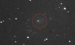 Image fournie par la Nasa le 19 novembre 2025 de la comète 3I/ATLAS, entourée au centre, vue via l'imageur L’LORRI de la sonde Lucy de la Nasa ( NASA / NASA )