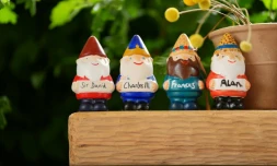 Des nains de jardin baptisés David Beckham ou encore du nom du roi Charles III, réalisés par Frances Tophill et Alan Titchmarsh, présentés au Chelsea Flower Show à Londres le 18 mai 2026