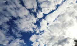 Nuages et ciel bleu 