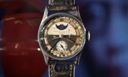 La montre Patek Philippe ayant appartenu au dernier empereur de Chine Puyi vendue pour plus de 5 millions de dollars aux enchères, photographiée à Hong Kong le 23 mai, jour de la vente ( AFP / Peter PARKS )