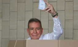 Le candidat de l'opposition Edmundo Gonzalez Urrutia vote à l'élection présidentielle, le  28 juillet 2024 à Caracas, au Venezuela