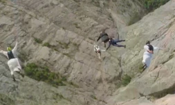 Ils se disent "oui" et sautent de 1.200 mètres [?]