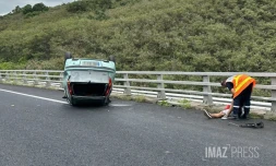 Accident sur la route des Tamarins : une voiture sur le toit, la voie de droite neutralisée