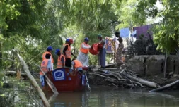 Pakistan: des villageois bravent la faim et les serpents pour protéger leurs terres inondées