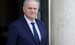 Le ministre français des Outre-mer Francois-Noël Buffet sur le perron du palais de l'Elysée à Paris, le 1er octobre 2024 ( AFP / Ludovic MARIN )