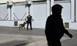 Des policiers et un chien renifleur en patrouille Ă Marseille, le 21 mars 2024 ( AFP / Nicolas TUCAT )