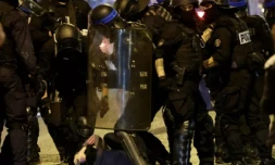 Des policiers lors d'une interpellation de manifestant à Paris, le 2 juillet 2023 ( AFP / Ludovic MARIN )