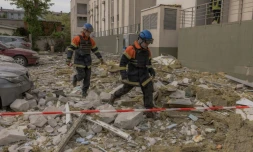 Des secouristes Ă Kharkiv, dans le nord-est de l'Ukraine, aprĂšs un tir de missile russe, le 14 mai 2024