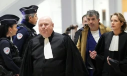Stéphane Plaza arrive au tribunal correctionnel de Paris, le 9 janvier 2025, avec ses avocats Maître Carlo Alberto Brusa et Maître Hélène Plumet ( AFP / Dimitar DILKOFF )