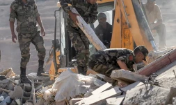 Les forces armées marocaines recherchent dans les débris des habitations détruites dans le séisme dans le village de Tafeghaghte, à l'ouest de Marrakech, le 9 septembre 2023