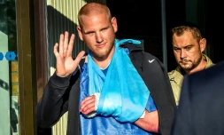 Le soldat Spencer Stone (G), l'un des héros de l'attaque du train Thalys, quitte l'hôpital de Lesquin (Nord de la France), le 22 août 2015