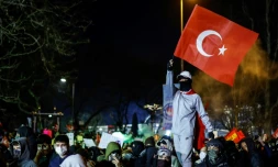 Un manifestant agite le drapeau national de la Turquie lors d'une manifestation devant l'hôtel de ville d'Istanbul pour soutenir le maire d'Istanbul Ekrem Imamoglu le 22 mars 2025