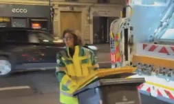 Rachida Dati monte à l’arrière d’un camion et ramasse les poubelles dans les rues de Paris