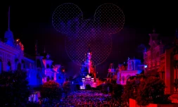 À Paris, Disneyland bat le record du monde de la "plus grande image aérienne d’un personnage fictif" [?]