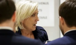 La cheffe de file du Rassemblement National (RN) Marine Le Pen réagit dans les couloirs du palais de justice lors du procÚs du RN, le 13 novembre 2024 à Paris ( AFP / GEOFFROY VAN DER HASSELT )