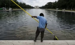 Un ouvrier nettoie l'eau du bassin réfléchissant du Lincoln Memorial à Washington, le 22 juin 2026 ( AFP / Kent Nishimura )