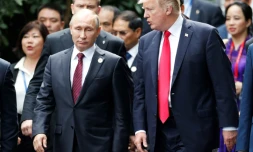 Le président américain Donald Trump et son homologue russe Vladimir Poutine échangent quelques mots, en marge du sommet de l'APEC à Danang, le 11 novembre 2017