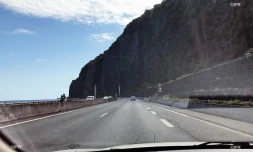 La falaise de la route du Littoral inspectée par hélicoptère