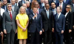 Emmanuel Macron pose au milieu de dirigeants d'entreprises du numérique, mercredi 23 mai 2018 à l'Elysée