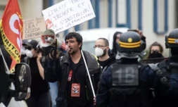Manifestation notamment de membres de l'Association du Collectif des Brevinois Attentifs et Solidaires à Saint-Brevin-Les-Pins en Loire-Atlantique, le 29 avril 2023 ( AFP / FRED TANNEAU )