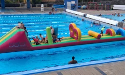Saint-Paul : des structures gonflables dans les piscines municipales pour les vacances