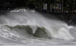 De la houle près de l\'embouchure de la rivière Saint-Denis.