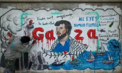 Un artiste peint une fresque dénonçant l'interception par Israël de la flottille pour Gaza, le 19 mai 2026 à Nousseirat, dans le centre de la Bande de Gaza ( AFP / Eyad Baba )