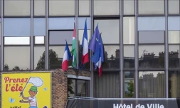 Le fronton de l'hôtel de ville de Malakoff, sur lequel était hissé le drapeau palestinien ce samedi 20 septembre 2025. - CAROLINE PAUX / Hans Lucas / Hans Lucas via AFP